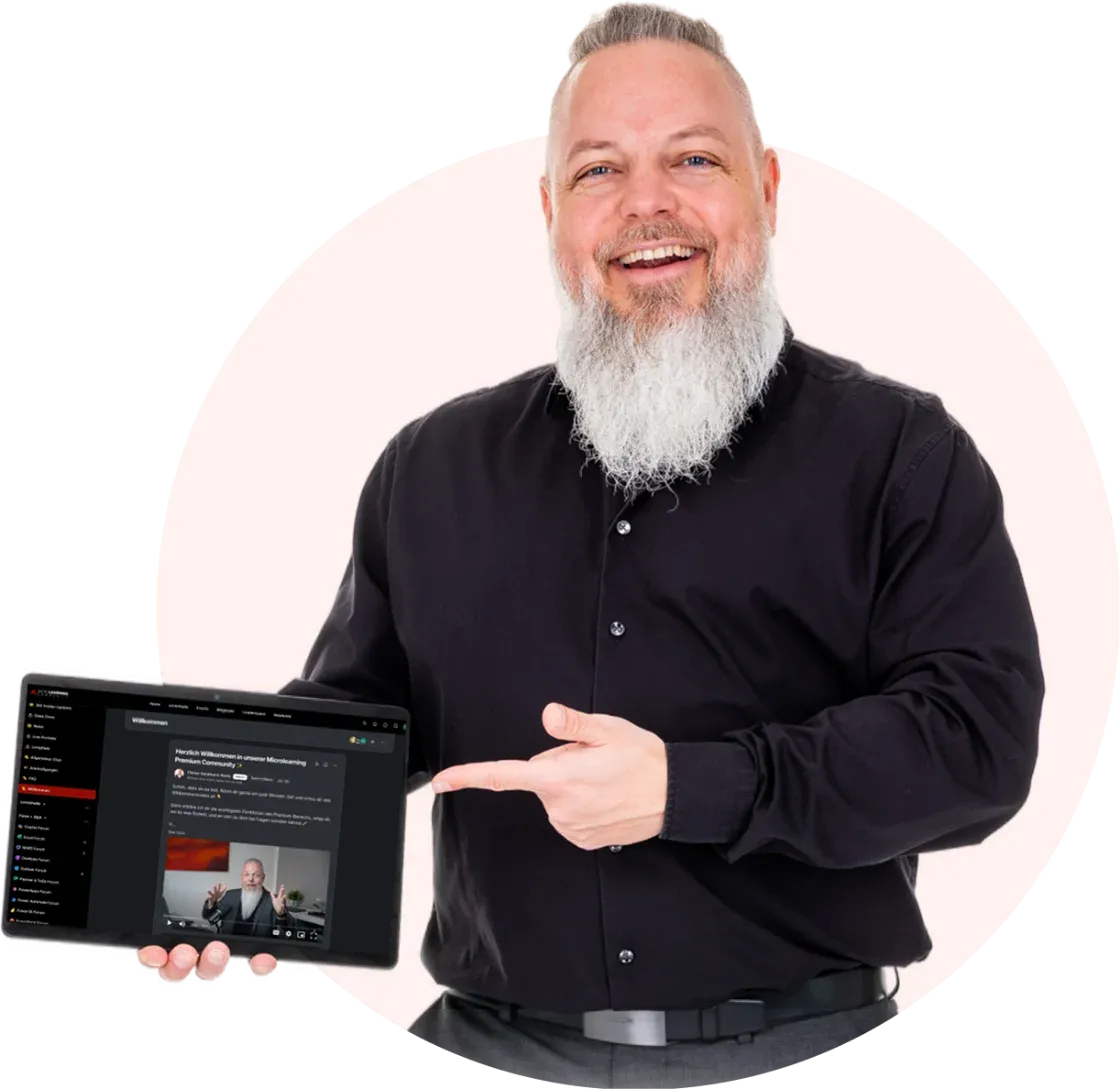 Florian Sandmann-Reetz zeigt die Premium Community auf einem Tablet